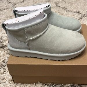 UGG classic ultra mini. Goo. Size 6. New in box.